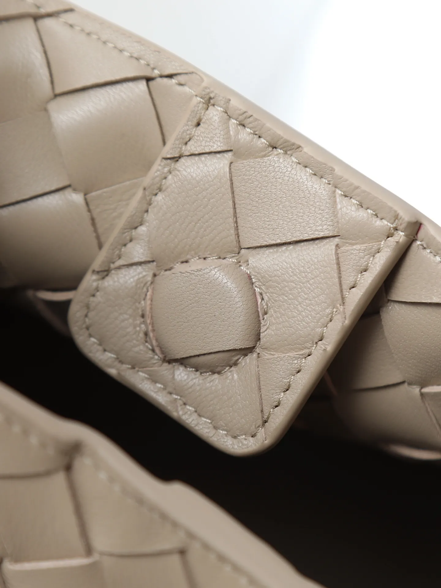 1300. BV's new intrecciato woven leather shoulder bag 🪂 835921 comes with a detachable diagonal shoulder strap and comes with a mini bag inside. The appearance retains the unique design of BV woven leather. The parachute bag is a bag that makes people fall in love before seeing the real thing. The small golden knot embellishment is full of simple and high-end sense to meet your needs in different occasions. Size: 29.5X18.5X17.5cm